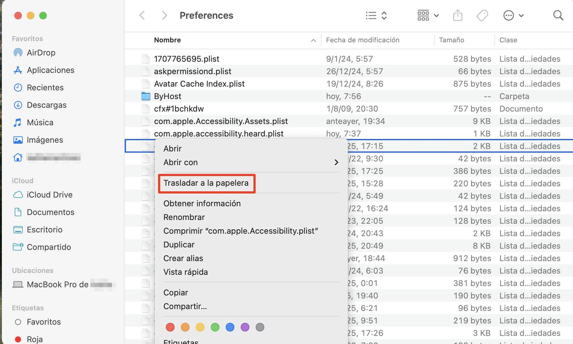 Para eliminar los archivos de preferencias o PLIST, busca el archivo com.apple.finder.plist y haz una copia de seguridad del mismo. A continuación, arrástralo a la papelera del Dock. Alternativamente, haz clic con el botón derecho sobre él y elige la opción Mover a la Papelera.