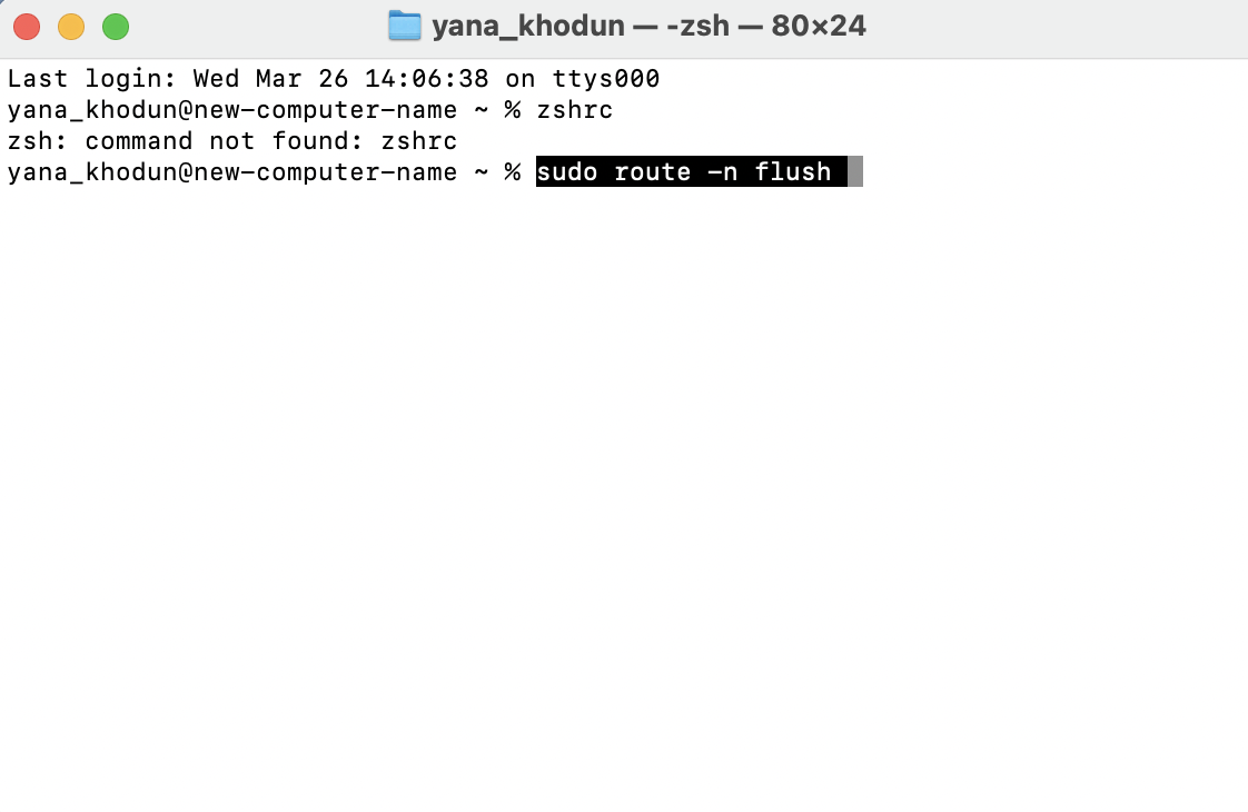Start als volgende stap Terminal en voer de volgende opdracht in: sudo route -n flush om de routeringstabel te resetten