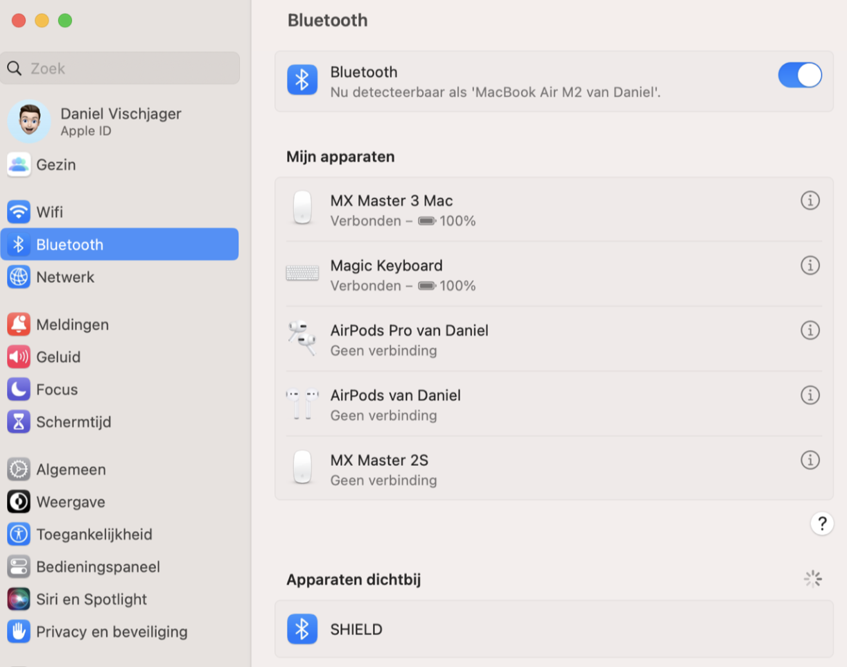 Je kunt ook zien wat er met je Mac is verbonden via de Bluetooth-opties in Systeeminstellingen. Bekijk de lijst om je muis te vinden.