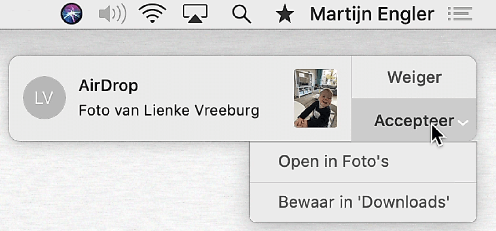 De AirDrop-melding op Mac met de opties Accepteer en Weiger. Om gegevens van de ene Mac naar de andere Mac over te zetten met AirDrop, klik je op Accepteer om de bestandsoverdracht toe te staan.