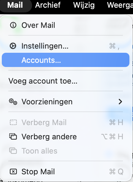 Om je e-mailaccounts te verwijderen, moet je eerst de Mail-app openen en in de menubalk naar Mail gaan. Kies vervolgens Accounts.