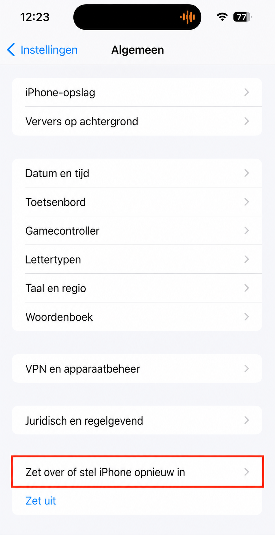 Het menu Algemeen in de app Instellingen op iOS. Selecteer Zet iPhone over of stel opnieuw in om je apparaat terug te zetten naar fabrieksinstellingen.