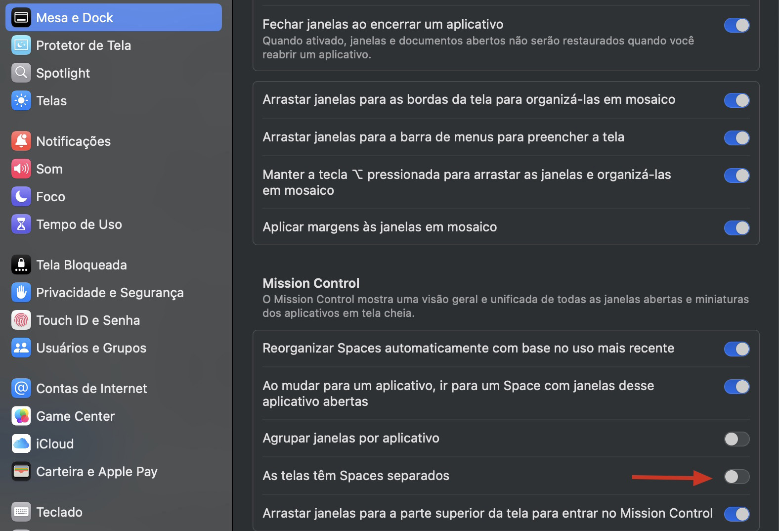 Captura de tela da janela Ajustes do Sistema com a opção Mesa e Dock destacada. A imagem mostra como desativar Espaços separados para monitores em um Mac durante a solução de problemas de alto uso de memória do WindowServer.