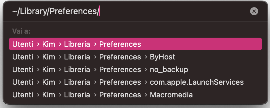 La finestra Vai alla Cartella mostrata e compilata con il comando per trovare e poi eliminare le preferenze: ~/Library/Preferences/
