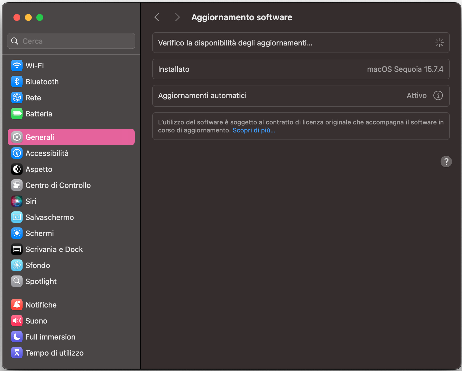 La finestra di Aggiornamento Software appena aperta mostra il processo di verifica degli aggiornamenti in corso
