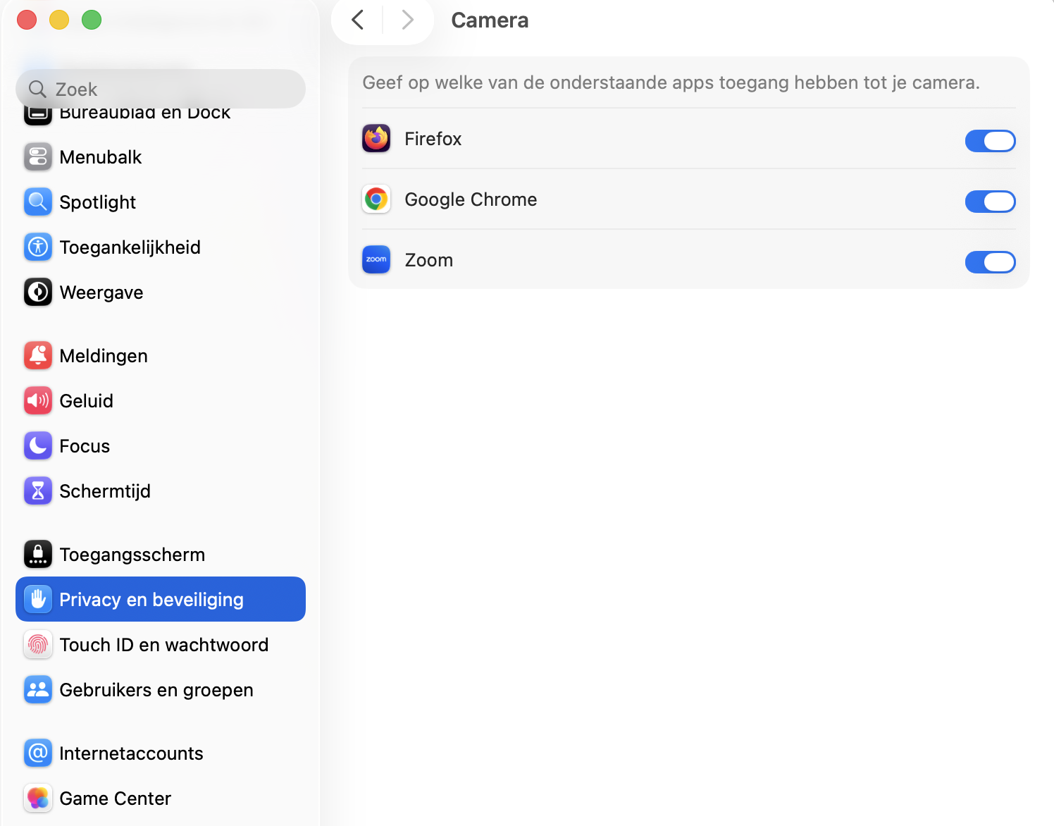 Controleer of de app toestemming heeft om de camera te gebruiken. Open het Apple-menu > Systeeminstellingen > Privacy en beveiliging > Camera. Schakel vervolgens de app in waaraan je toegang tot de camera wilt geven.
