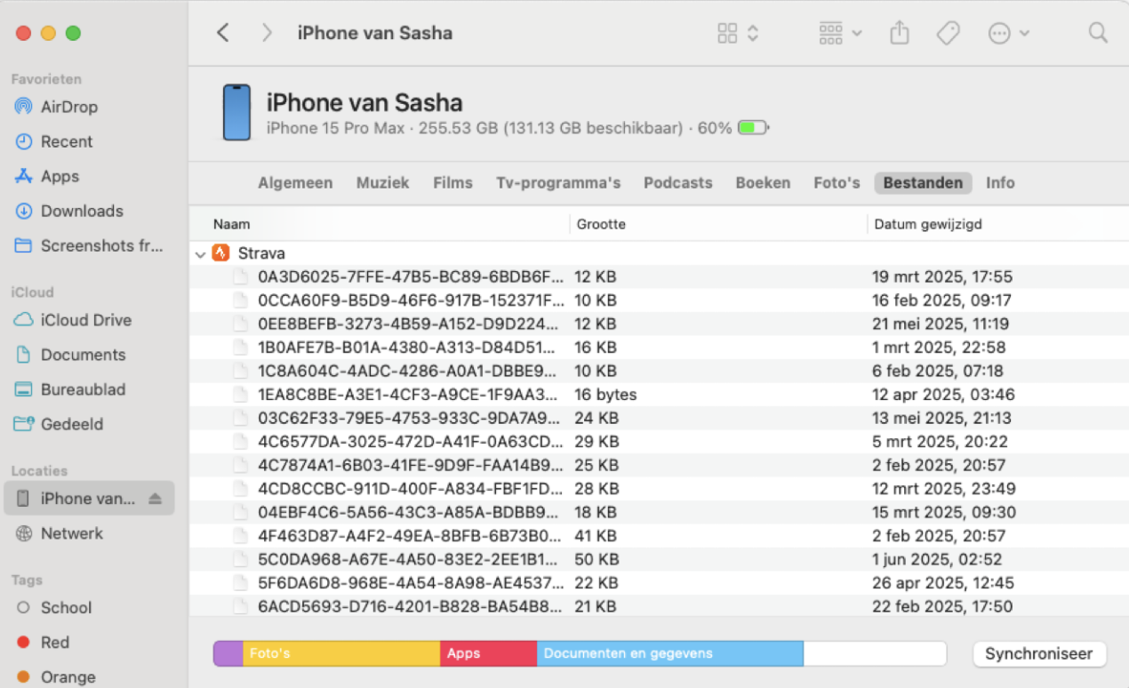 De map iOS-bestanden is geselecteerd op het tabblad Opslag in het venster Over deze Mac. Hier zie je je verbonden iOS-apparaat.