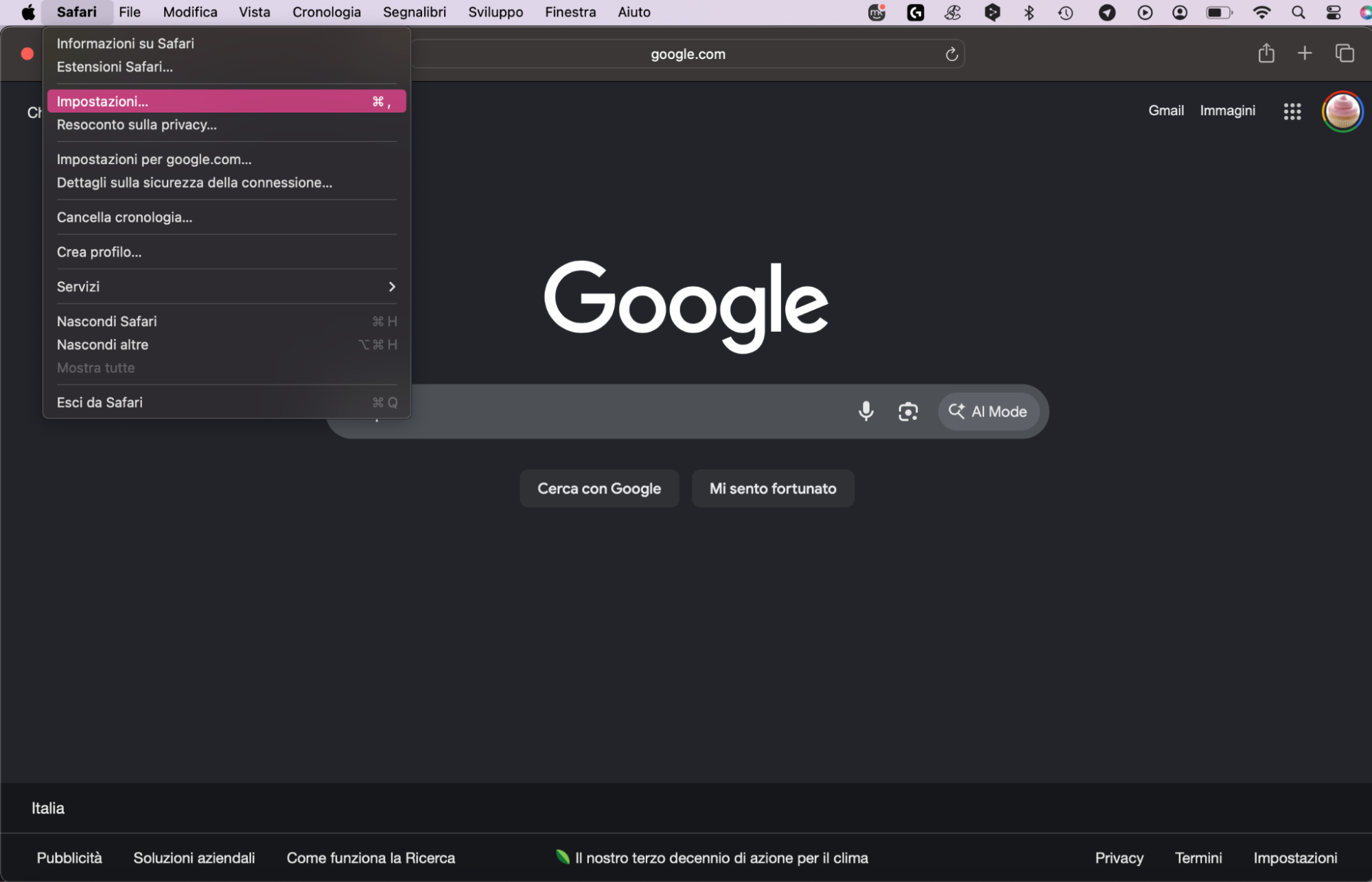 Cancellare la cache, i cookie e la cronologia del browser è una soluzione comune per risolvere i problemi di caricamento di YouTube su Safari. Per farlo, inizia cliccando sul menu Safari situato nell'angolo in alto a sinistra dello schermo. Dall'elenco a discesa, scegli Impostazioni per aprire la finestra delle impostazioni.