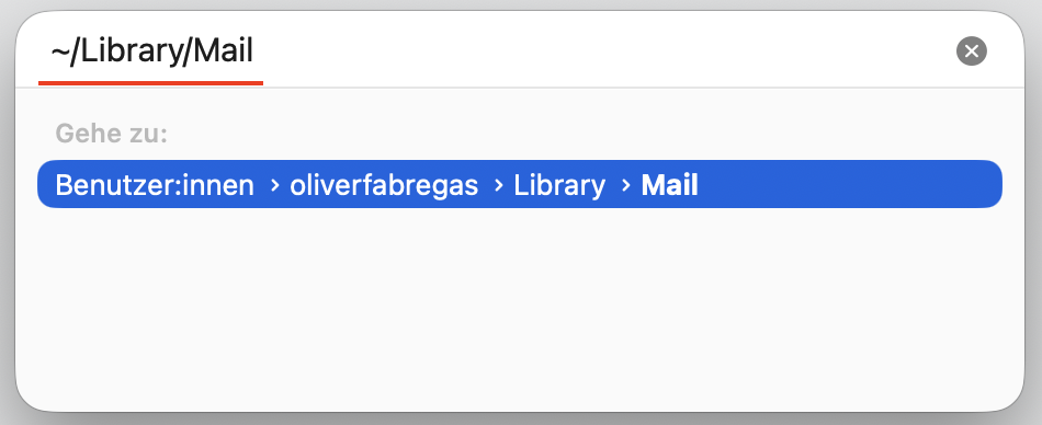 Das Feld Gehe zum Ordner im Finder auf einem Mac. Der Pfad ~/Library/Mail wird angezeigt. Schritt zwei der Anleitung zum manuellen Löschen des E-Mail-Caches auf dem Mac.