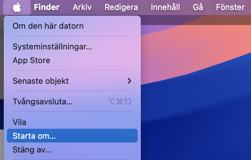 För att starta om din Mac, och samtidigt starta om frysta eller tröga program, behöver du klicka på Apple-ikonen och välja Starta om.