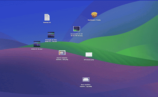 A área de trabalho do macOS mostra o menu que aparece ao clicar com o botão direito. Selecione Usar Conjuntos para organizar todos os arquivos em pilhas.