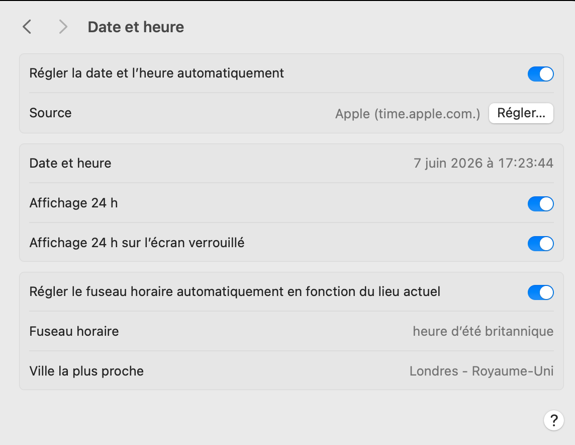Vous pouvez ici choisir d'activer Régler la date et l'heure automatiquement pour une synchronisation automatique avec les serveurs de temps Internet, ou définir la date et l'heure manuellement si nécessaire. Après avoir ajusté ces réglages, redémarrez votre Mac pour appliquer les modifications.