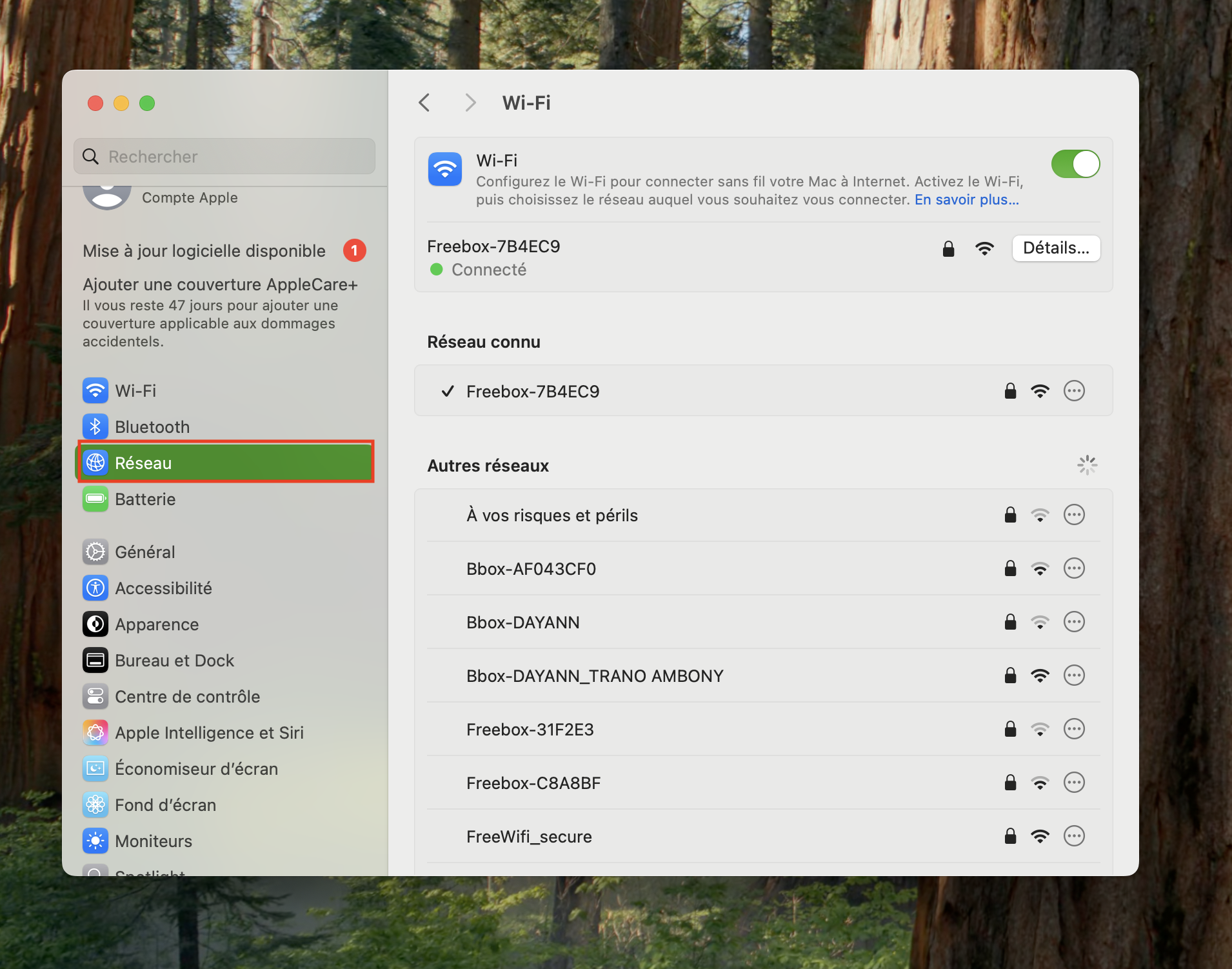 Saisissez l'adresse IP du routeur dans la barre de recherche/URL de votre navigateur pour régler une sécurité faible Wi-Fi sur Mac. Pour cela, trouvez l'adresse IP du routeur en cliquant sur le menu Apple puis en sélectionnant Réglages système > Réseau > Wi-Fi.