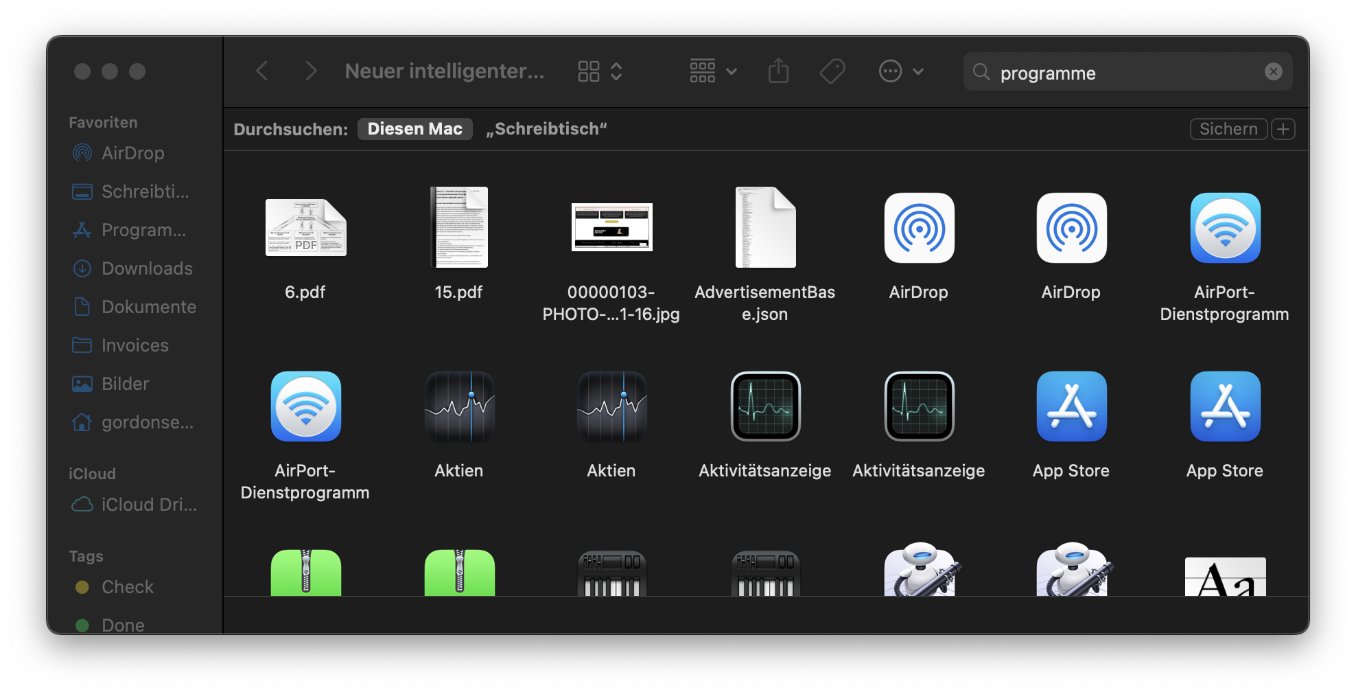 Um einen neuen intelligenten Ordner im Finder auf dem Mac zu öffnen, gehen Sie zu Finder > Ablage > Neuer intelligenter Ordner. Das neue Fenster zeigt die auf Ihrem Mac verfügbaren Anwendungen an.