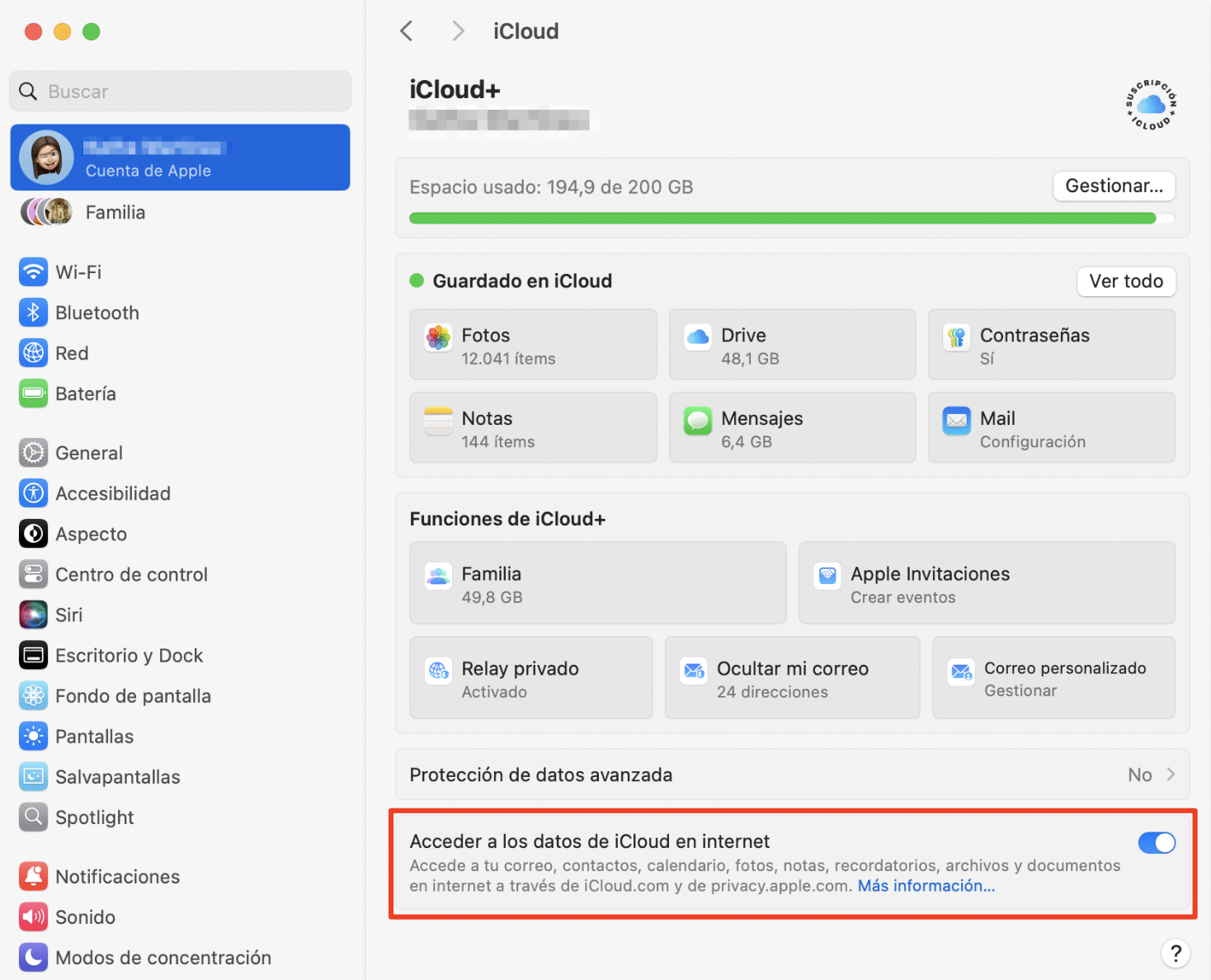 Si el Espacio del disco duro lleno por iCloud Drive es un problema en tu Mac, activa el Almacenamiento optimizado haciendo clic en el interruptor Optimizar almacenamiento de Mac.