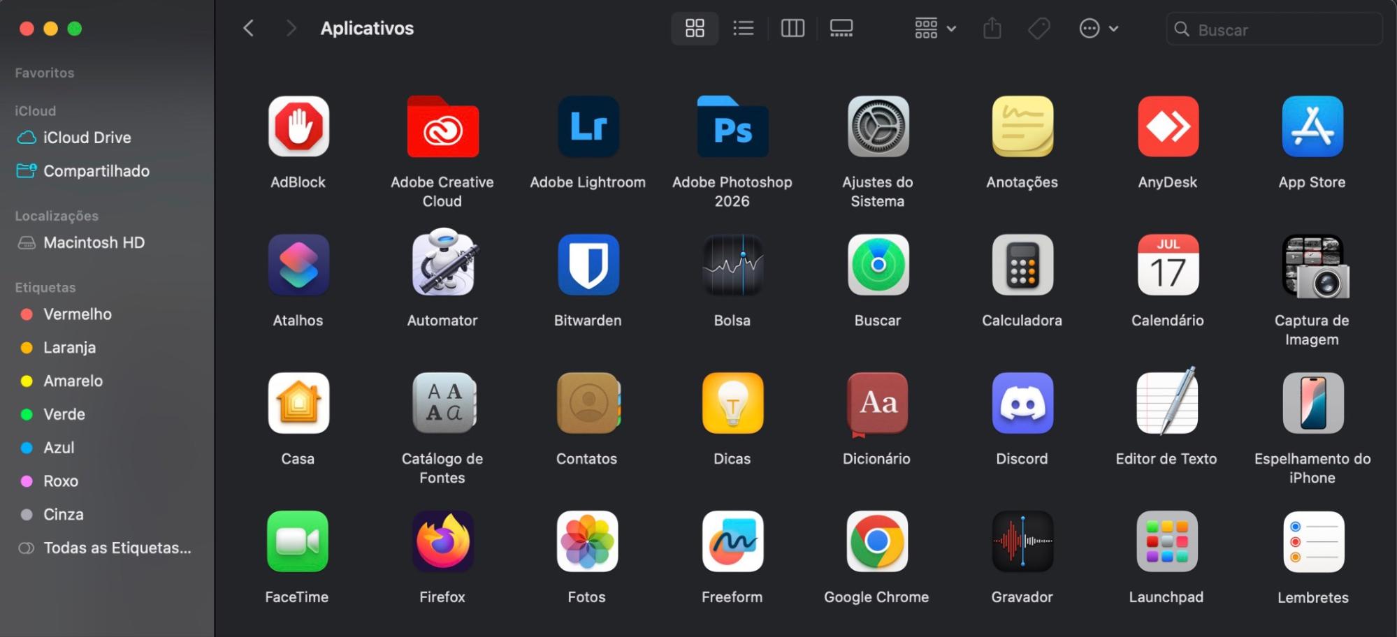 Para verificar a pasta Aplicativos, abra o Finder e clique na aba Aplicativos. Você pode percorrer a lista para garantir que nada pareça estranho. Se encontrar um aplicativo que não reconheça ou suspeite ser malware, clique com o botão direito e selecione Mover para o Lixo.