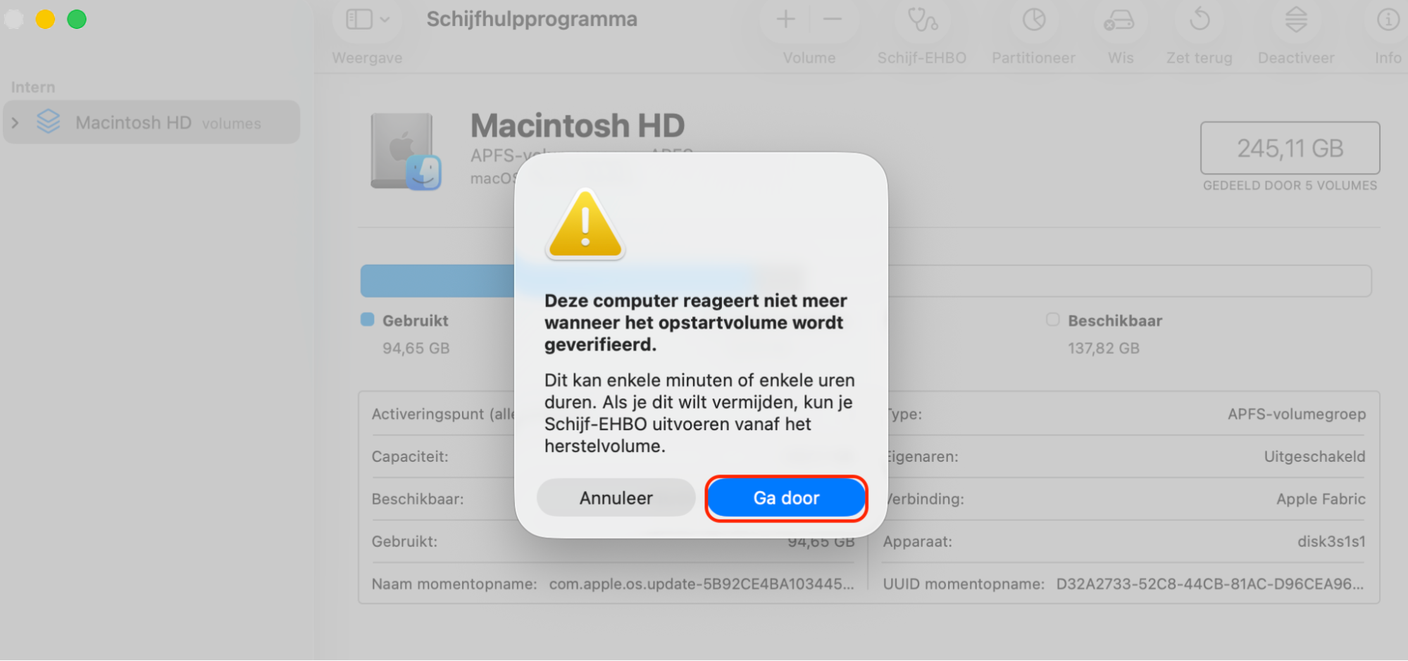 Schijfhulpprogramma op een Mac waarschuwt dat Eerste hulp ervoor zorgt dat de computer tijdelijk niet meer reageert. Door op Doorgaan te klikken, kan Eerste hulp worden uitgevoerd en schijfbevoegdheden herstellen.