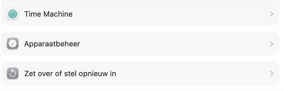 Het terugzetten van je Mac naar fabrieksinstellingen moet een laatste redmiddel zijn, maar het is mogelijk via Systeeminstellingen > Zet over of herstel. Hier kun je je gewenste optie kiezen.