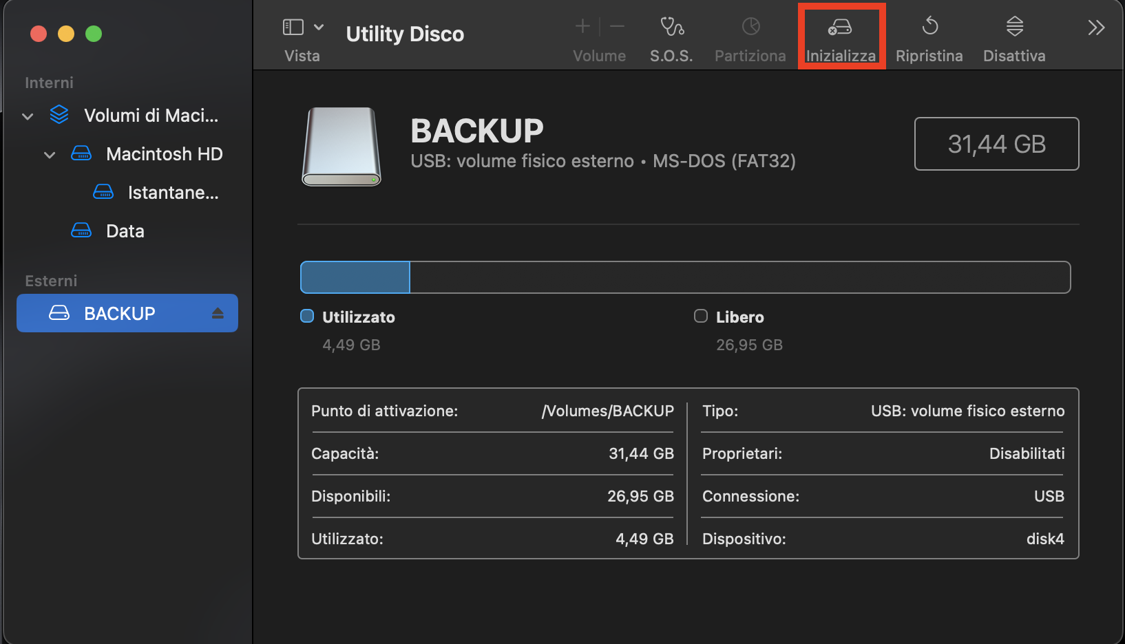 Apri Utility Disco da Applicazioni > Utility, seleziona l'unità esterna dalla barra laterale a sinistra, quindi fai clic sul pulsante Cancella.