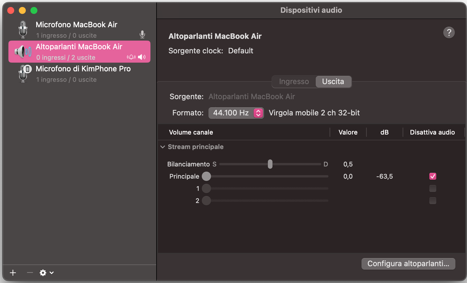 Per cambiare la frequenza di campionamento del MacBook e impedire che gli altoparlanti gracchino, vai su Altoparlanti MacBook > Formato. Qui puoi modificare la frequenza di campionamento.