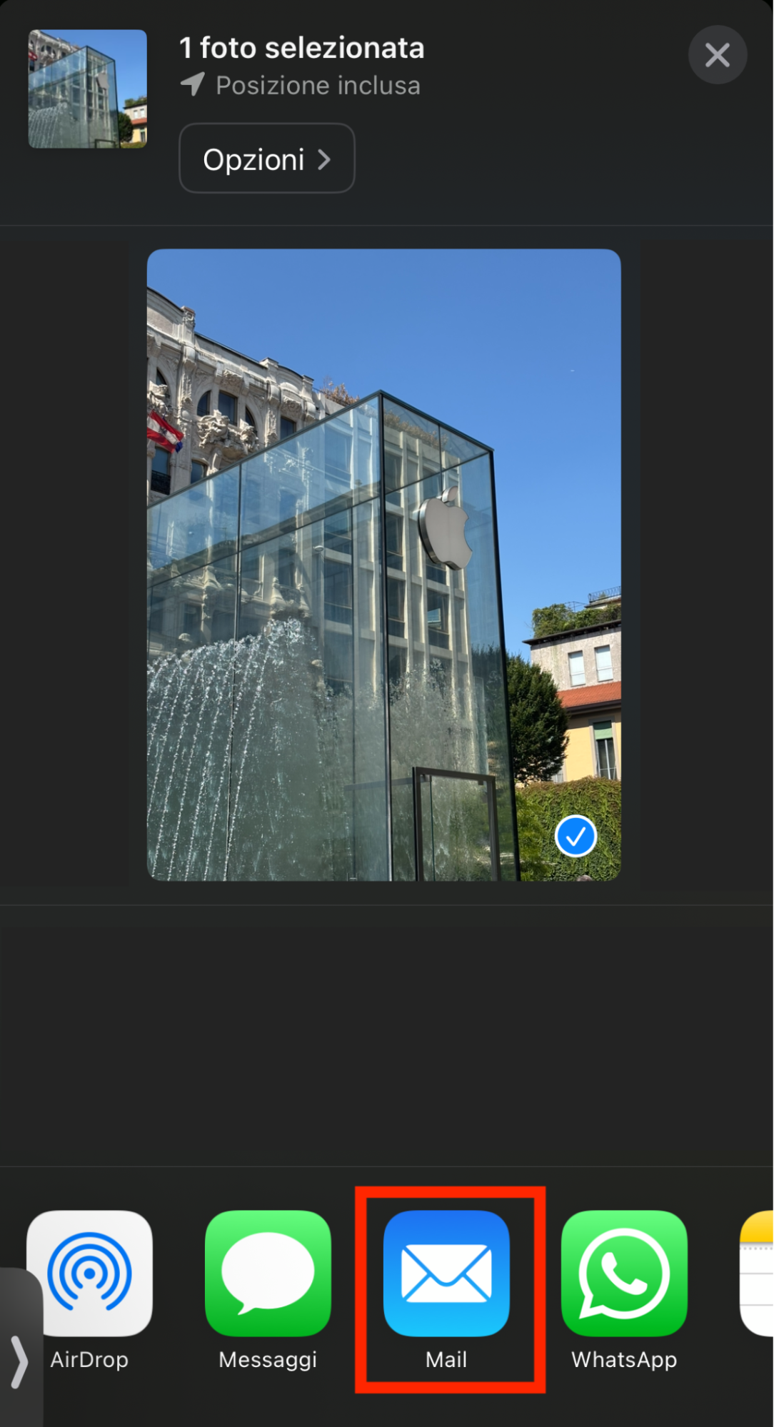 Condividi le foto tramite la tua email. Seleziona le foto, clicca su Condividi e scegli Mail.