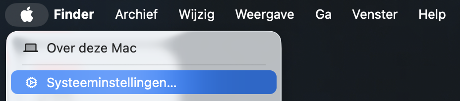 Het Apple-menu op Mac met enkele systeemopties. Klik op Systeeminstellingen om naar systeemprofielen te gaan, waar je kwaadaardige profielen van je machine kunt verwijderen.