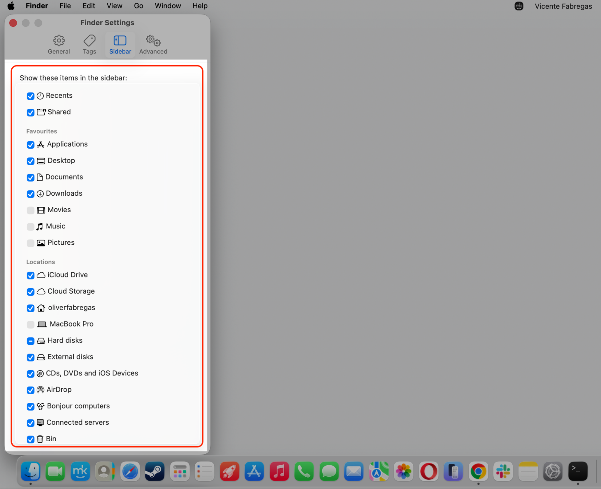 Finder Settings Sidebar tab on macOS Sequoia 15 with checkboxes for Recents, Applications, and drives on an Apple computer.