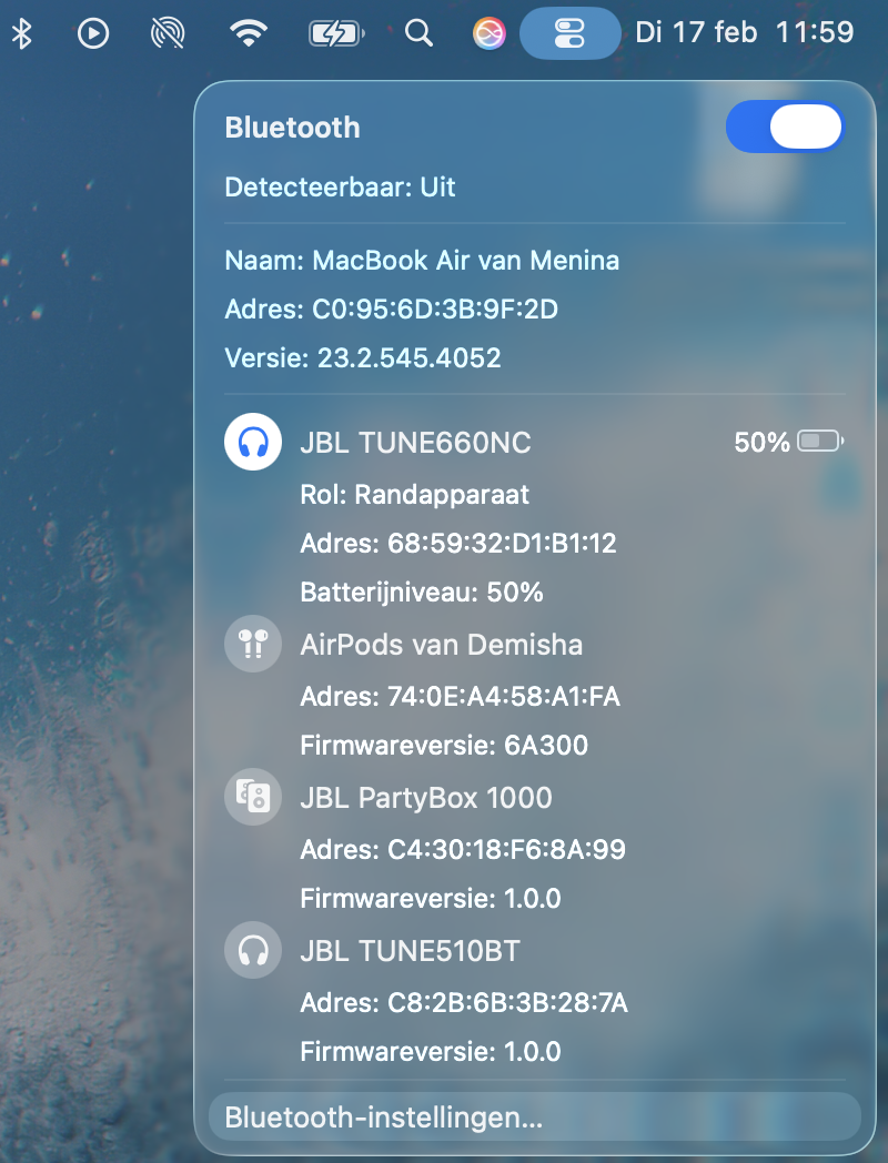 Als je echter een Mac met macOS Big Sur gebruikt, kun je hetzelfde resultaat bereiken door het Bluetooth-venster te openen en in het uitklapmenu de optie Bluetooth-modus resetten te selecteren.