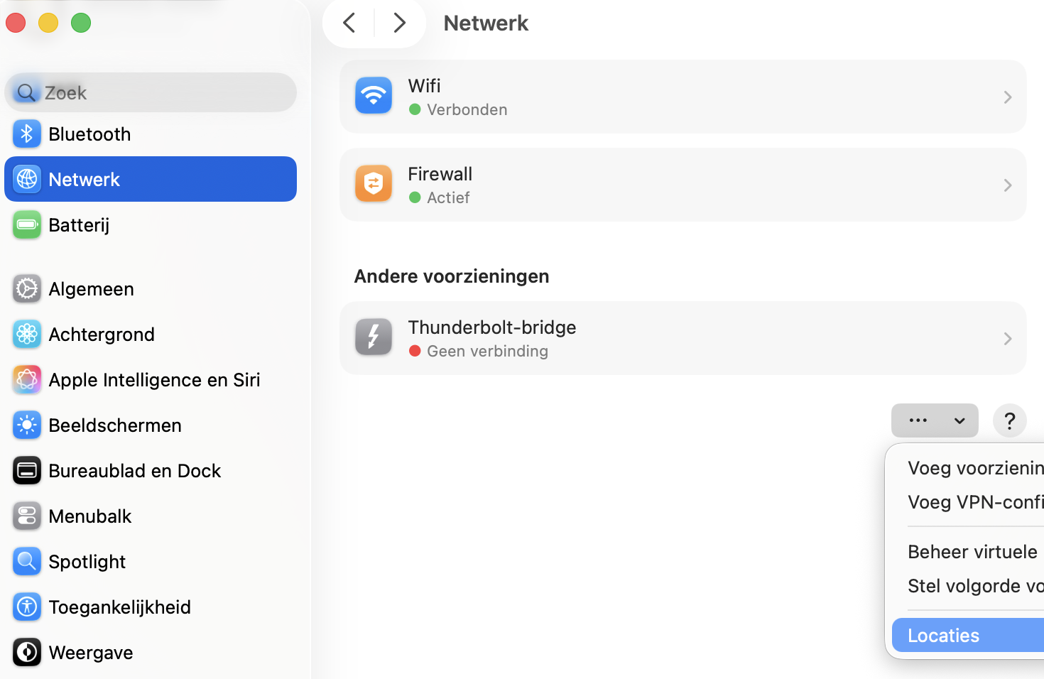 Om de Wi-Fi-instellingen via Locaties op je Mac te resetten open je het Apple-menu > Systeeminstellingen > Netwerk > ••• Locaties > Wijzig locaties > de +-knop