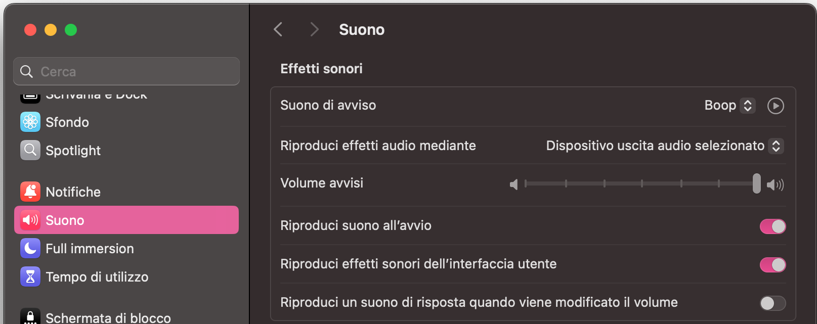 Per evitare che gli altoparlanti del MacBook Pro gracchino, disattiva le impostazioni audio interne. Apri Impostazioni di Sistema, vai su Suono e disattiva le opzioni disponibili.