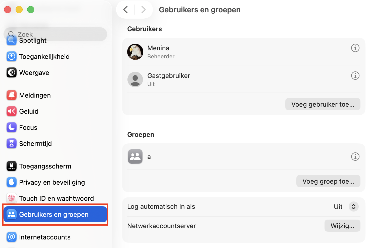 Om inlogonderdelen te beheren, open je Systeemvoorkeuren via het Apple-menu en kies je Gebruikers en groepen.