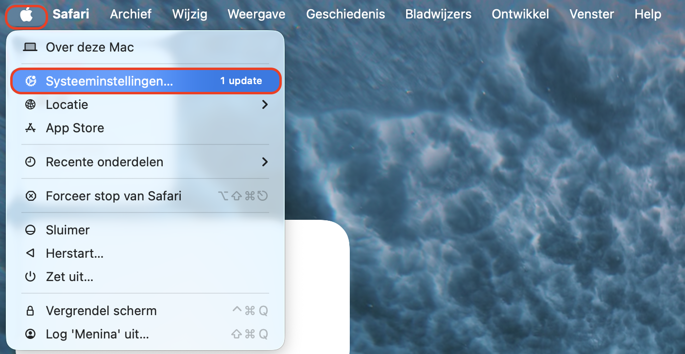 Klik op het Apple-logo in de linkerbovenhoek van je scherm en kies Systeeminstellingen in het vervolgkeuzemenu om de macOS-voorkeuren te openen.