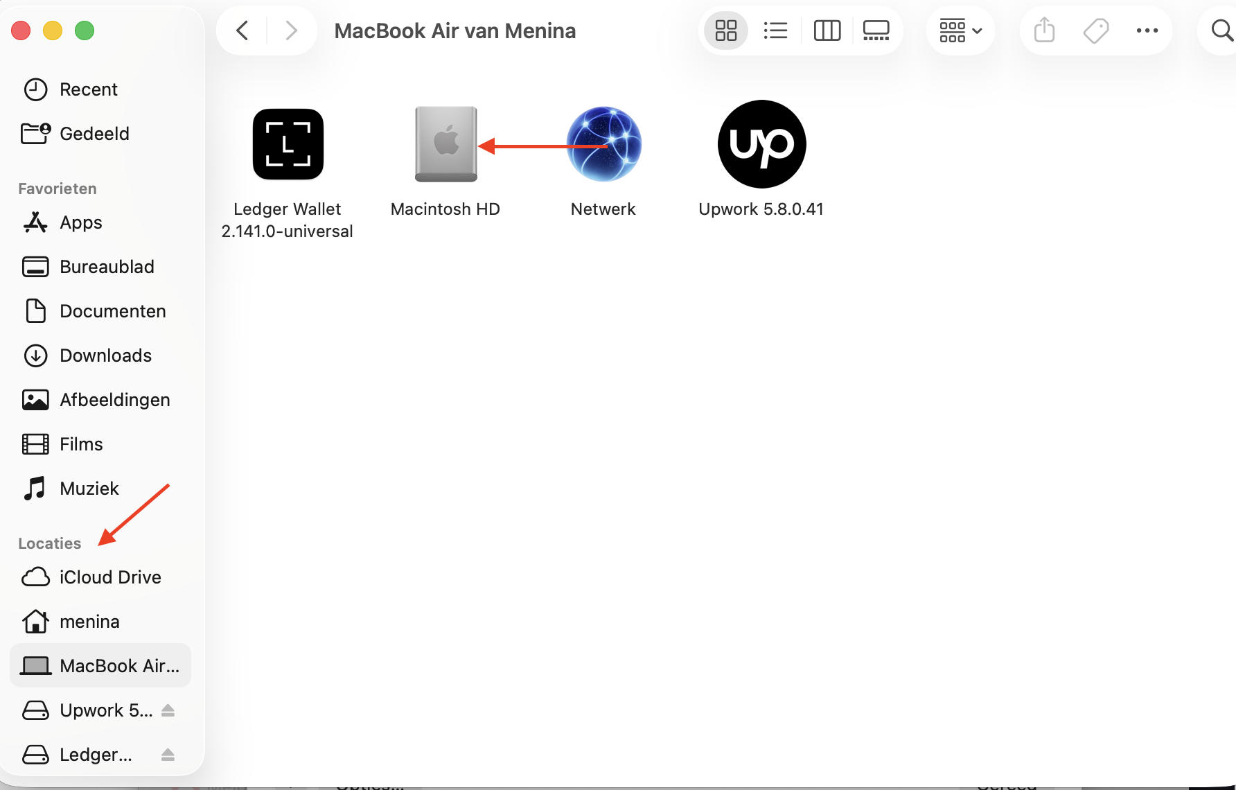 Finder op Mac met de map Netwerk. Om via Bluetooth bestanden van de ene Mac naar een andere Mac te kopiëren, selecteer je je oude Mac om er verbinding mee te maken.