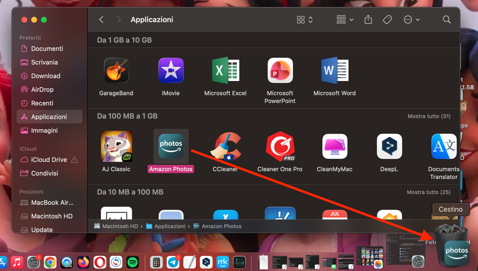 Nella cartella Applicazioni di Finder, seleziona le app di cui non hai più bisogno e trascinale nel Cestino per iniziare a rimuoverle dal Mac.