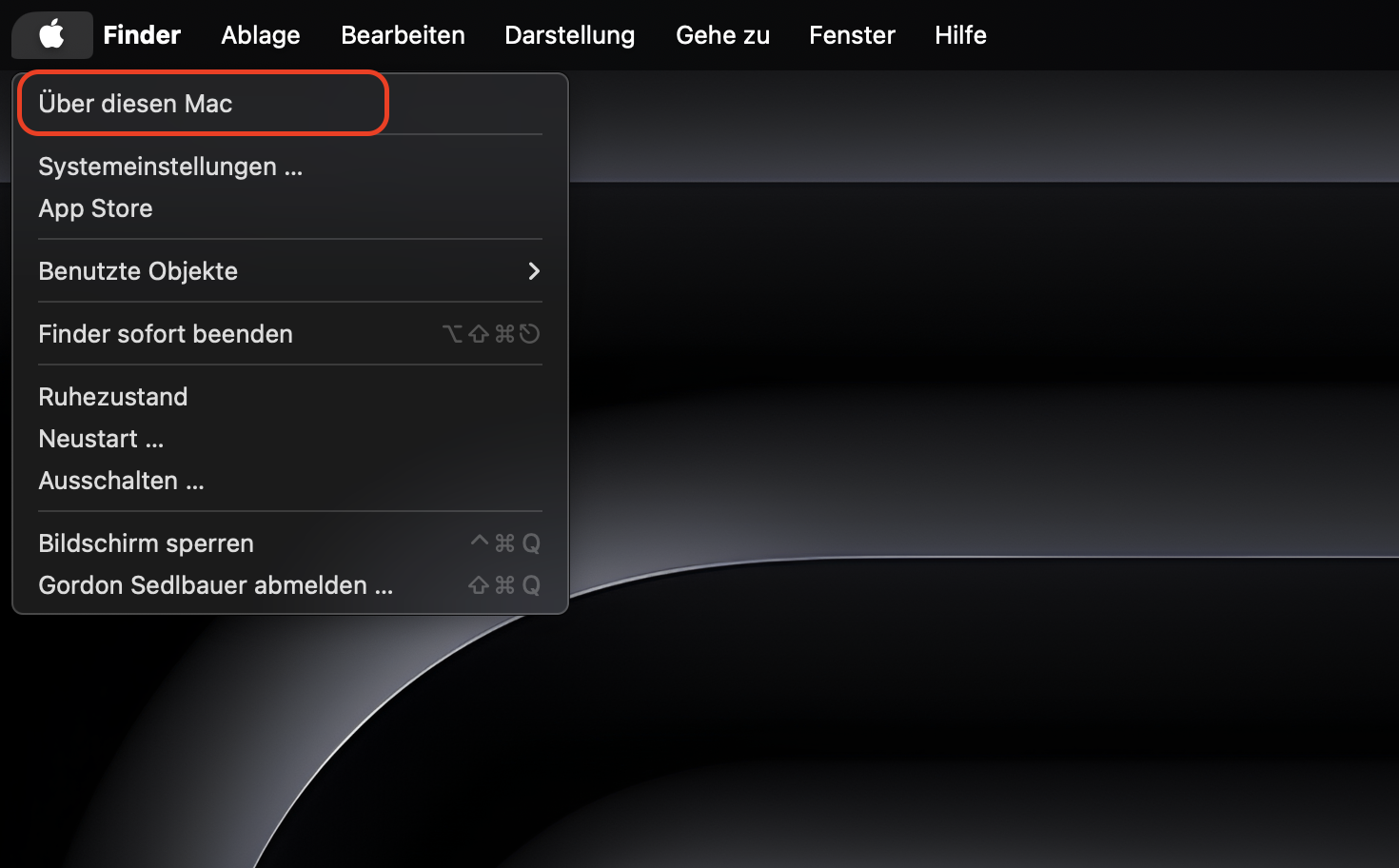 Sie können Ihre ausgeblendeten Desktop-Symbole wiederherstellen, indem Sie macOS aktualisieren. So gehen Sie vor: Klicken Sie auf das Apple-Menü in der oberen linken Ecke Ihres Mac und wählen Sie die Option Über diesen Mac.