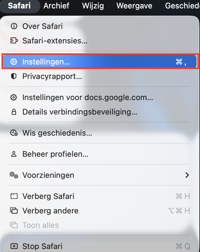 Het wissen van browsercache, cookies en browsegeschiedenis is een veelgebruikte oplossing voor problemen met het laden van YouTube in Safari. Klik hiervoor op het Safari menu linksboven in het scherm. Kies vervolgens Instellingen in het uitklapmenu om het instellingenvenster te openen.