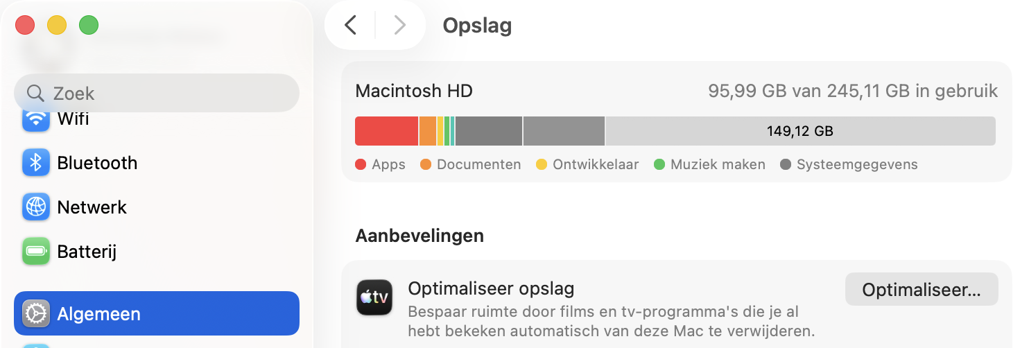 Wanneer het volgende venster verschijnt, selecteer je ‘Algemeen’ aan de linkerkant. Vervolgens zie je een lijst met opties, waaronder ‘Opslag’. Klik daarop om te bekijken wat opslagruimte op je Mac gebruikt.