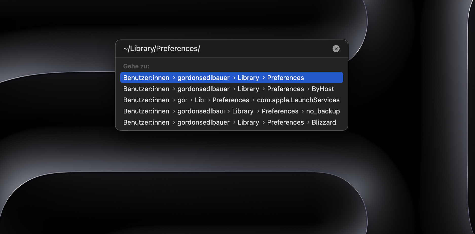 Löschen Sie die beschädigten Einstellungsdateien. So geht's: Klicken Sie auf Finder, wählen Sie in der oberen Menüleiste Gehe zu und dann die Option Zu Ordner. Geben Sie ~/Library/Preferences/ in das Textfeld Zu Ordner ein und klicken Sie auf die Eingabetaste.