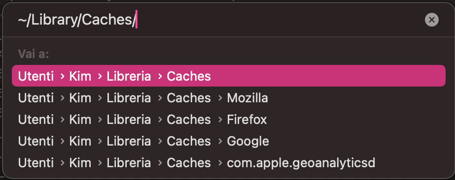 Dopo aver chiuso tutte le app, apri Finder, premi Comando + Shift + G, digita ~/Library/Caches/ nella casella Vai alla cartella e premi Invio per accedere alle cache.