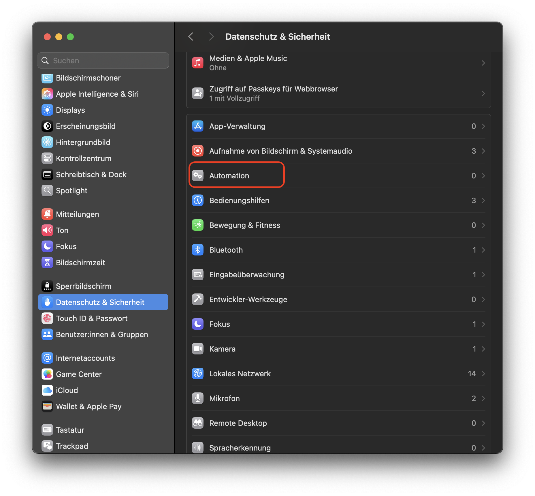 Überprüfen Sie, ob die steuernde App Ihre Bildschirmaktivitäten überwacht, und beenden Sie sie gegebenenfalls. Öffnen Sie dazu in den Systemeinstellungen die Option Datenschutz & Sicherheit und wählen Sie Automation. Legen Sie fest, ob Apps andere Bereiche Ihres Geräts steuern dürfen.