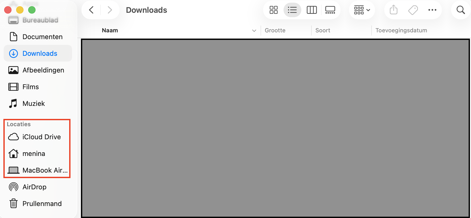 Finder is geopend op een Mac. Klik erop in het Dock en zoek je externe harde schijf onder Locaties in de navigatiekolom aan de linkerkant, onder iCloud Drive.