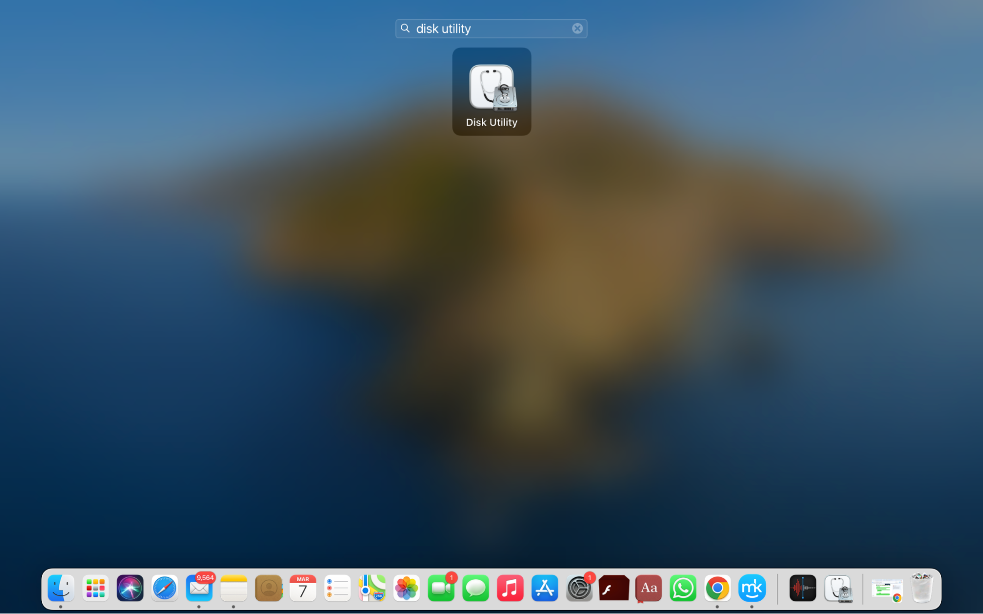 Gebruik Launchpad om Schijfhulpprogramma te openen. Klik hiervoor op het Launchpad-symbool in het Dock (je vindt het naast het Finder-symbool), typ Schijfhulpprogramma in de zoekbalk en druk op Enter. Selecteer het symbool Schijfhulpprogramma.