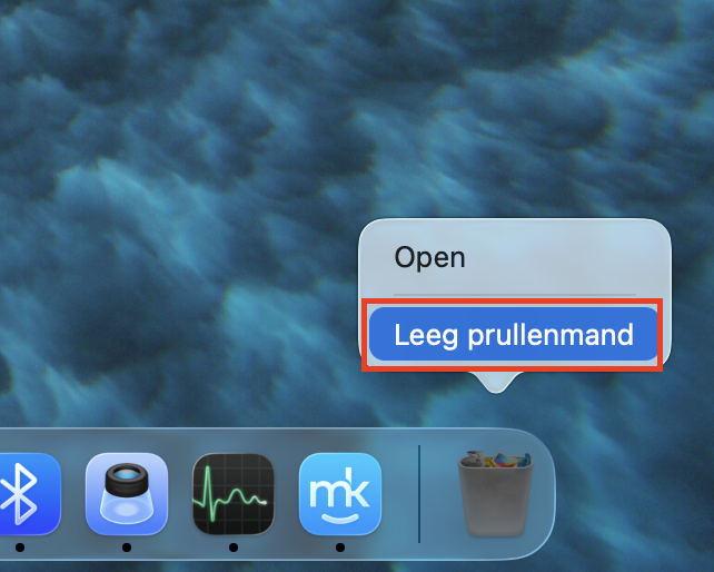Het contextmenu dat verschijnt nadat je met de rechtermuisknop op de Prullenmand op de Mac hebt geklikt. Kies Leeg prullenmand nadat je restbestanden hebt verwijderd om ze definitief van je Mac te verwijderen.