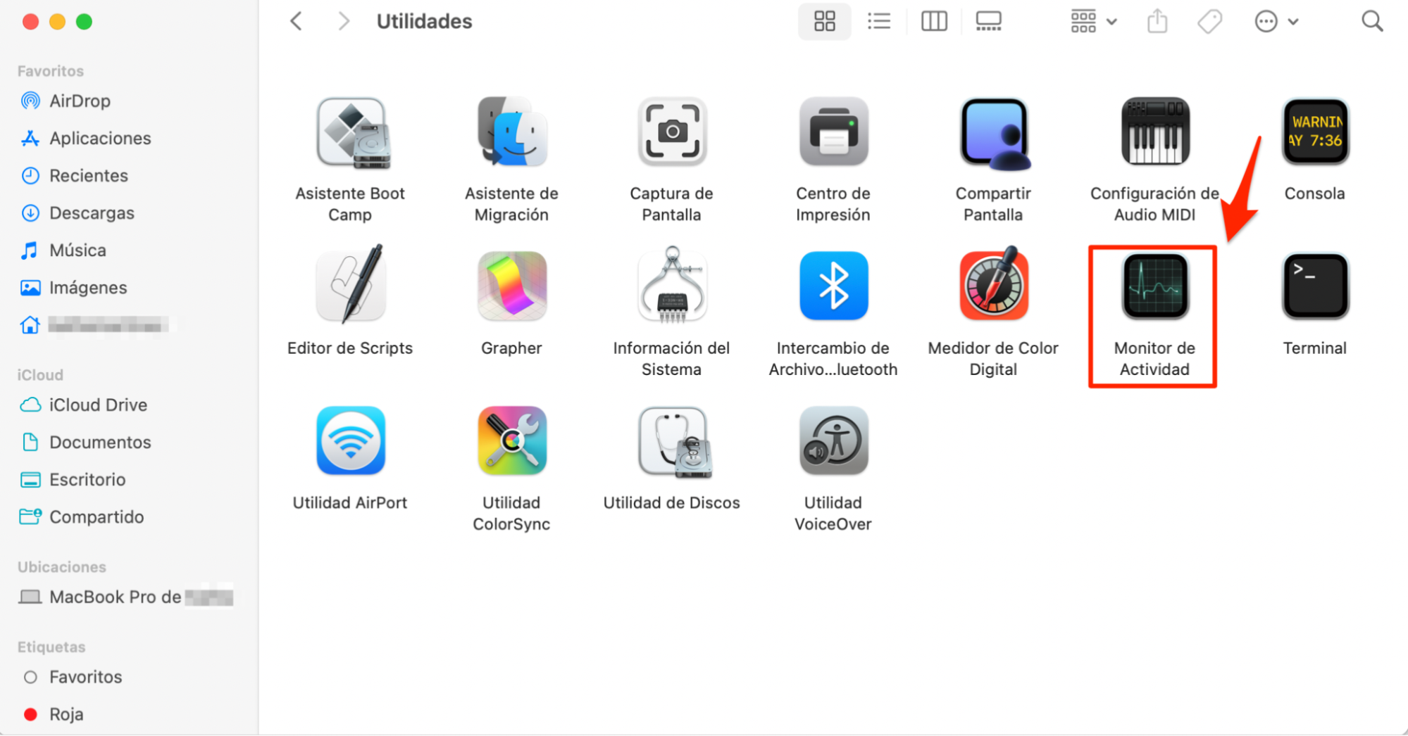 El Finder en macOS Monterey muestra las utilidades dentro de la carpeta Aplicaciones. Hagz doble clic en Monitor de actividad para iniciarlo.