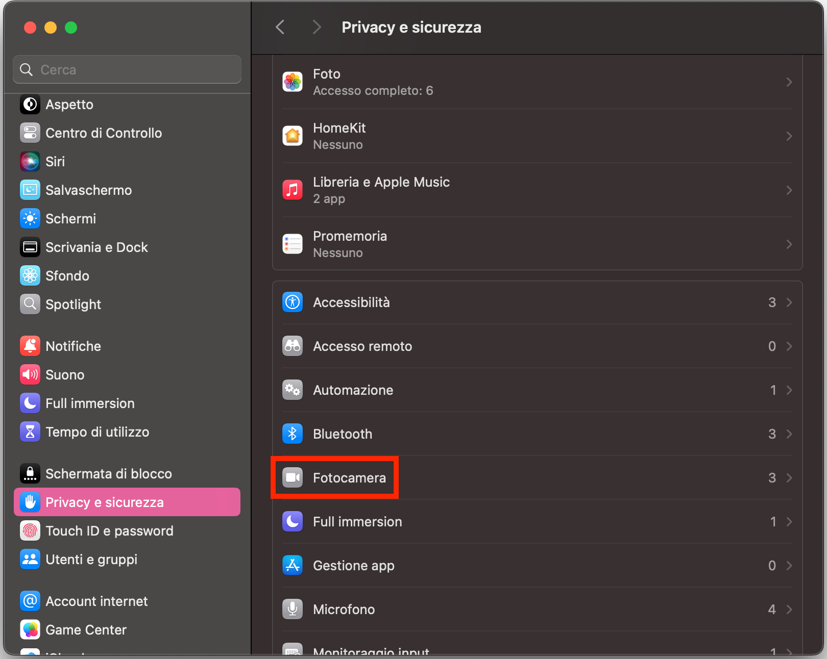 Controlla le autorizzazioni della fotocamera per risolvere i problemi della fotocamera Mac. Per farlo, clicca sul menu Apple > Impostazioni di Sistema > Privacy e sicurezza > Fotocamera. Spunta la casella accanto all'applicazione a cui vuoi concedere l'autorizzazione per utilizzare la fotocamera.