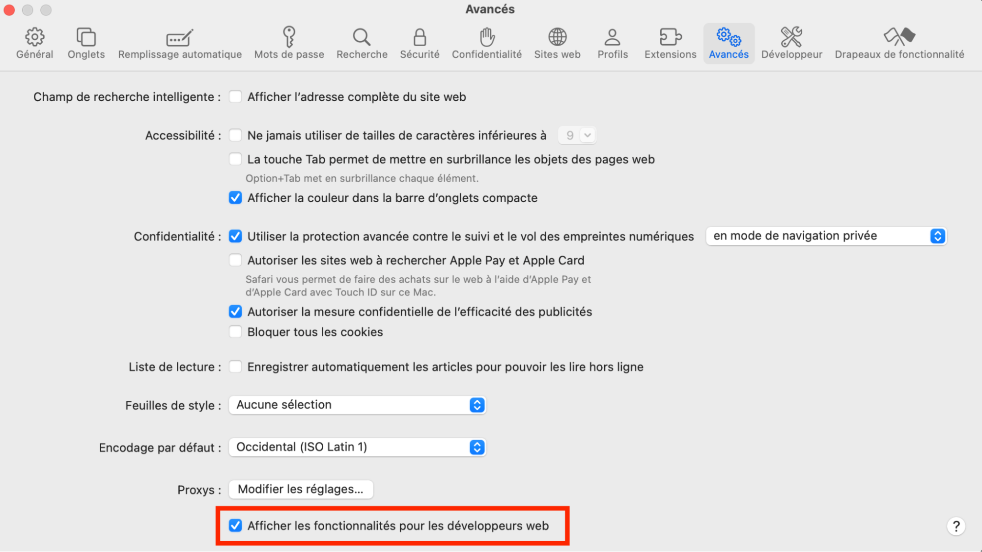 Le menu Avancés de Safari. La case Afficher les fonctionnalités pour les développeurs web est cochée. Comment réinitialiser Safari : guide pour empêcher les fausses alertes McAfee de survenir sur Mac.