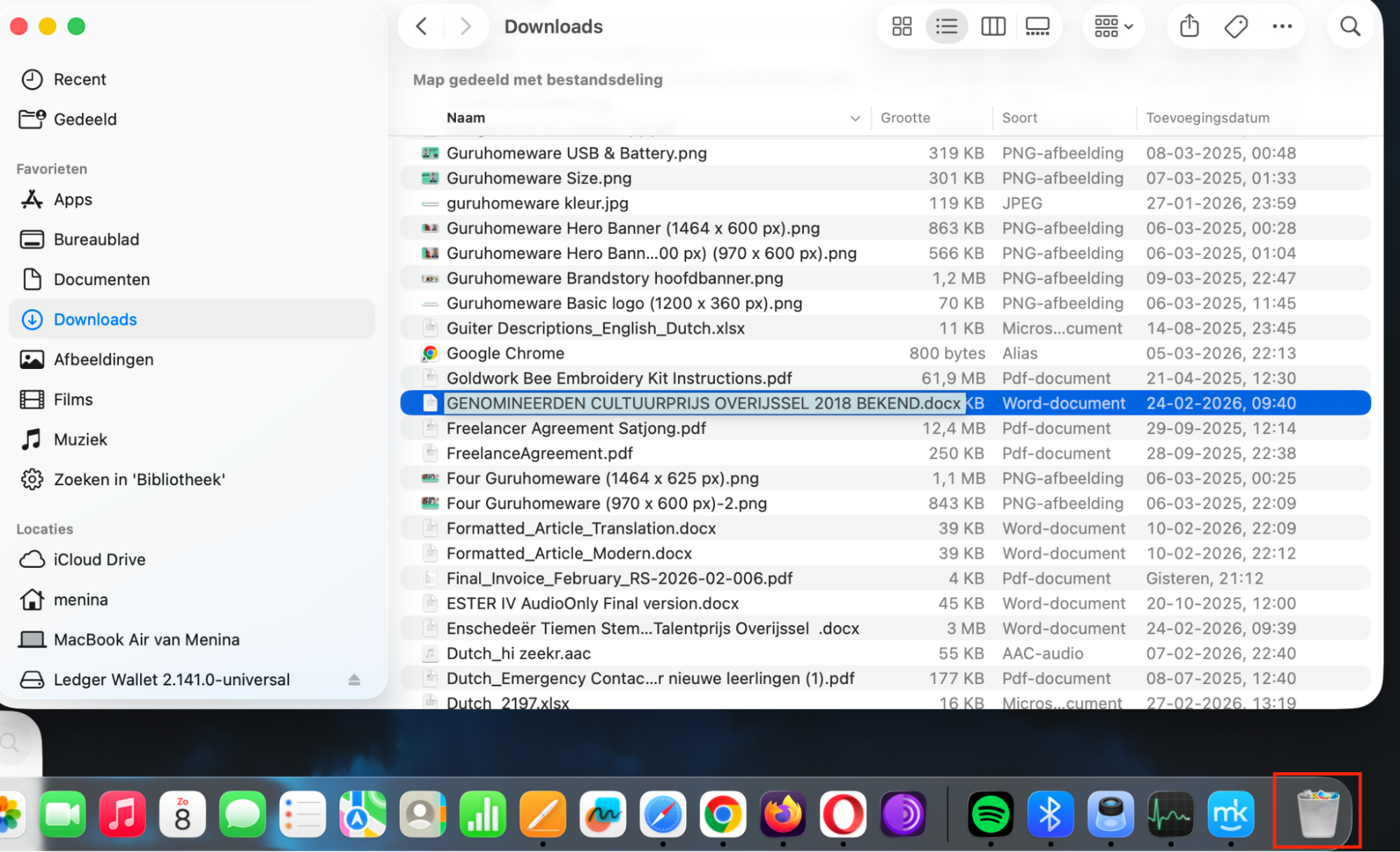 Om dubbele bestanden op je Mac te verwijderen, ga je naar de  Finder en selecteer je Downloads in de zijbalk. Doorzoek de lijst naar duplicaten. Als je ze hebt gevonden, verplaats je ze naar de Prullenmand.