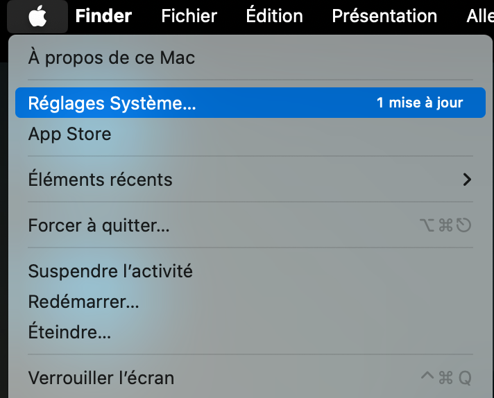 Le menu Apple ouvert, avec les Réglages Système mis en surbrillance. Comment bloquer les notifications push : guide pour bloquer les fausses alertes McAfee sur Mac.