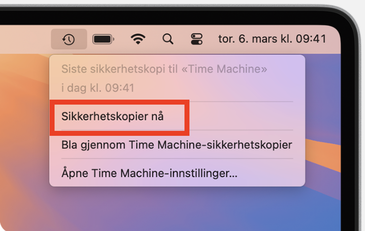 Hvis du sikkerhetskopierer Macen din til en ekstern stasjon, kobler du den til og klikker deretter for å starte en ny sikkerhetskopiering fra menlinjen.