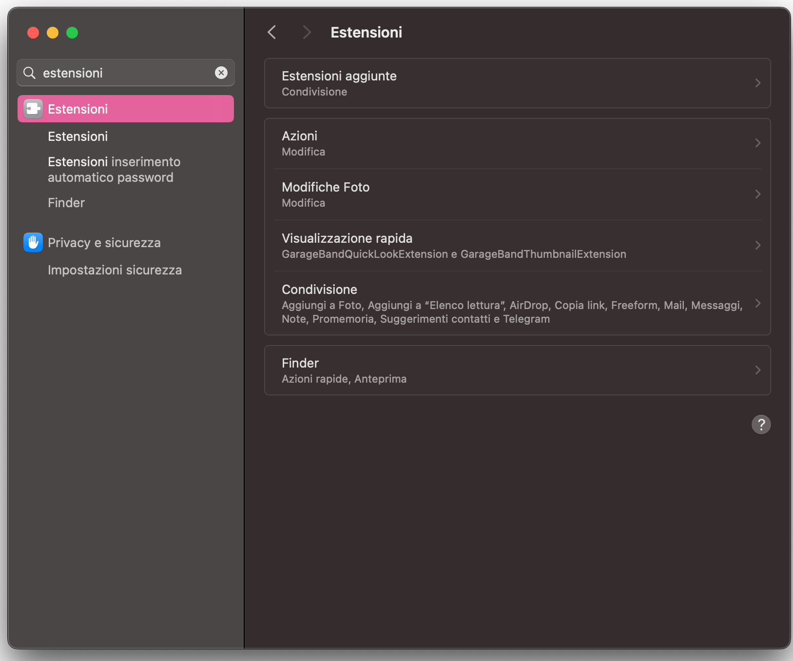 Per trovare e disattivare le estensioni superflue di Finder sul tuo MacBook, vai su Impostazioni di sistema di Apple > Estensioni, utilizzando la funzione di ricerca.